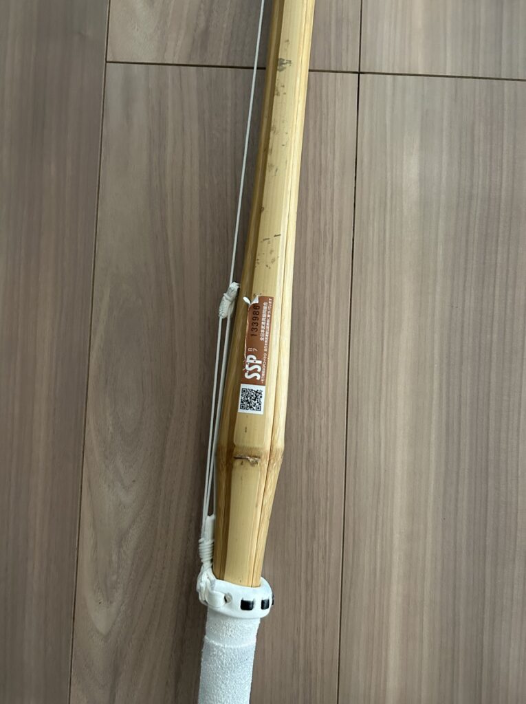 剣道の竹刀の柄の上に貼られた茶色いSSPシール